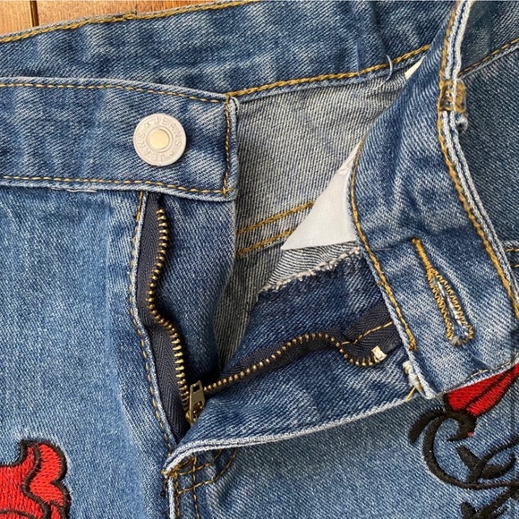 Rose embroidered denim shorts - Picture 3 of 5